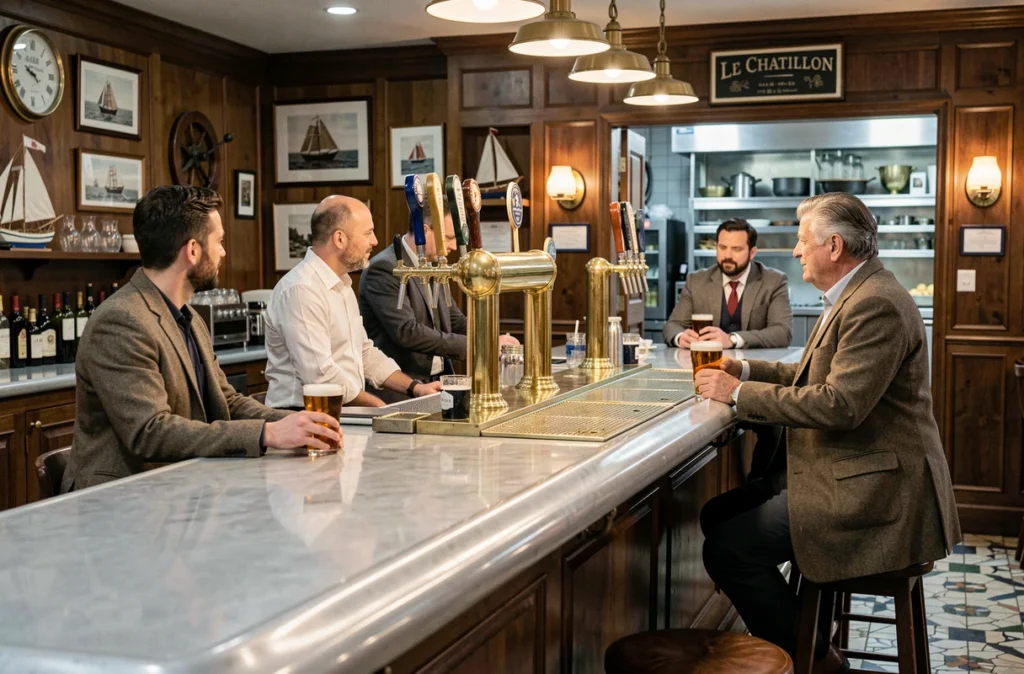 Comptoir en zinc du bar-brasserie Le Chatillon à Boulogne-sur-Mer, avec des pompes à bière et des clients attablés dans un décor brasserie classique